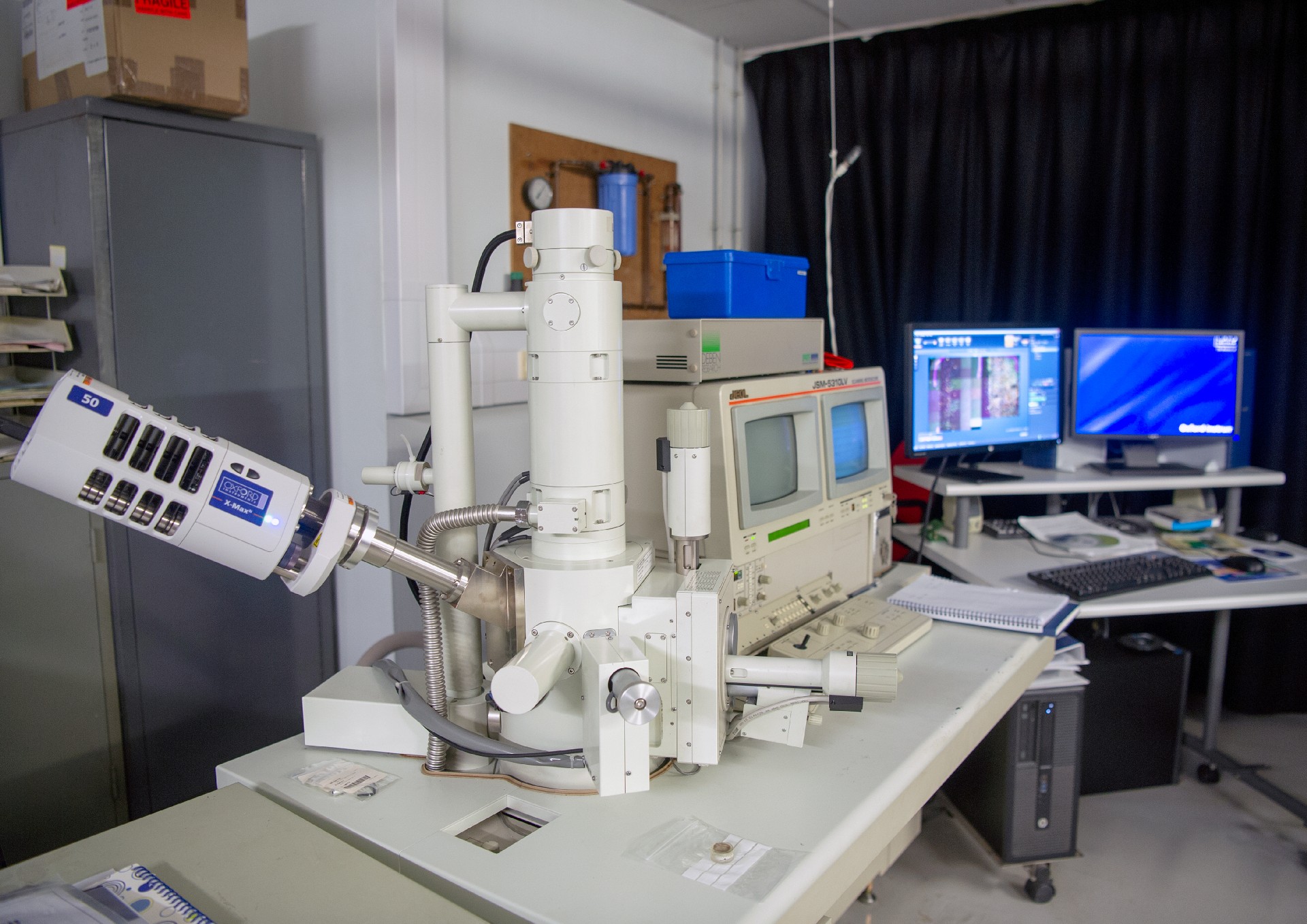 Scanning Electron Microscope (SEM) with attached control system in a laboratory